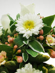 Coqueto arreglo floral compuesto por hermosas rosas, en tonos rosa y blanco acompañadas por margaritas que logran un efecto de gran sutileza. Recomendado para demostrar un amor lleno de ternura y romanticismo.  Especificaciones del Arreglo: Follaje, Cilindro de vidrio color rosa tornasol Incluye Mensaje impreso, Altura promedio del arreglo: 30 - 35 cm.