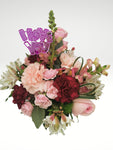 Lindo arreglo floral tamaño "petite" compuesto por rosas y claveles en tonos rosa. Es el diseño ideal combinarlo con otras sorpresas!  ESPECIFICACIONES DEL ARREGLO:  Follaje Cubo de madera Incluye dedicatoria Altura promedio del arreglo: 30 cm