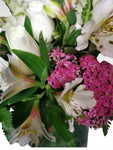 Delicado arreglo floral compuesto por delicadas rosas blancas, lirios y boca de dragón, con toques de follaje en color rosa para dar un efecto de delicadeza y elegancia. Recomendado para enviar un mensaje de sinceridad y amistad!. Especificaciones del Arreglo: Follaje. Cilindro de cristal. Mensaje impreso. Altura promedio del arreglo: 40 - 45 cm.