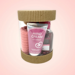 Consiente a esa persona especial con este increíble set ideal para el cuidado personal!  ESPECIFICACIONES DEL SET:  1 Lápiz labial de efecto mate 1 Barniz para uñas 1 Crema hidratante para manos 1 Bálsamo de cacao artesanal para labios 1 Agua micelar para desmaquillar y tonificar la piel 1 Toalla facial suave al tacto