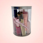 Enamora a tu persona favorita con este maravilloso set de belleza!  ESPECIFICACIONES DEL SET:  5 brochas para maquillaje 1 Máscara de pestañas 1 Minipaleta portátil de sombras para ojos 1 Esponja para maquillaje 1 Lápiz labial de efecto mate 1 Barniz para uñas 1 Crema para manos con extractos naturales 1 Vela aromática de Canela