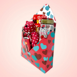 Otra manera igualmente inesperada y diferente para expresar amor este 14 de febrero!  ESPECIFICACIONES DEL SET:  1 Caja para regalo tipo sobre 1 Pin temático "Te quiero Mucho" 1 Termo de PVC 1 Mini Oso de tela 1 Chocolate Snickers con envoltura temática 2 Sets de dulces sorpresas de M&M 1 Mensaje de felicitación impreso