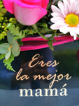 Sorprende a mamá con una elegante caja llena de hermosas rosas de color súper alegre y brillante! Sin duda un regalo súper trendy y de alto impacto. Arreglo con vista frontal elaborada con base cúbica metálica color negro brillante de 20 cm con letrero “Eres la mejor mamá”. Altura final promedio: 40 cms. El tono de las flores puede variar de acuerdo a la disponibilidad. Incluye tarjeta para mensaje.