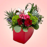 Un arreglo con un original e inesperado diseño floral, será la sorpresa perfecta para el Día de San Valentín!  ENVÍO GRATIS:  ESPECIFICACIONES DEL ARREGLO:  Arreglo en forma rectangular compuesto por rosas en intenso color rojo, originales suculentas, un discreto detalle de follaje en forma de corazón y el toque súper elegante de una increíble orquídea cultivada! Base rectangular color roja Incluye tarjeta para dedicatoria Altura aproximada  35 cms