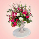 Es el momento de enviar una gran muestra de amor! Imponente diseño floral que emana distinción, originalidad y elegancia.  ENVÍO GRATIS!  ESPECIFICACIONES DEL ARREGLO:  Sutil mezcla de renáculos, briantus, astromelias, y delicado follaje Base cerámica gris Incluye tarjeta para dedicatoria Altura aproximada 80 cms