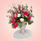 Es el momento de enviar una gran muestra de amor! Imponente diseño floral que emana distinción, originalidad y elegancia.  ENVÍO GRATIS!  ESPECIFICACIONES DEL ARREGLO:  Sutil mezcla de renáculos, briantus, astromelias, y delicado follaje Base cerámica gris Incluye tarjeta para dedicatoria Altura aproximada 80 cms
