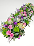 Embellece tu evento social o corporativo con este delicado diseño floral! Ideal para montajes románticos en los que podrás sorprender a tus invitados con este toque elegante   ENVÍO GRATIS!  ESPECIFICACIONES DEL CAMINO:  Medidas: 1 metro de largo x 45 cms de ancho Flores: Rosas, matthiolas, astromelias Follaje tonos verdes 