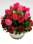Elegante arreglo floral compuesto por 10 hermosos tulipanes rojos y 10 tulipanes rosas acompañados por hermosas rosas rojas en una elegante base color plata. Es la mejor elección para quien desea demostrar que se amor es enorme y verdadero!. Especificaciones del Arreglo: Follaje. Esfera de vidrio color plata. Mensaje impreso. Altura promedio del arreglo: 40 - 45 cm.