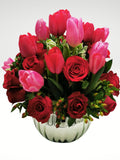 Elegante arreglo floral compuesto por 10 hermosos tulipanes rojos y 10 tulipanes rosas acompañados por hermosas rosas rojas en una elegante base color plata. Es la mejor elección para quien desea demostrar que se amor es enorme y verdadero!. Especificaciones del Arreglo: Follaje. Esfera de vidrio color plata. Mensaje impreso. Altura promedio del arreglo: 40 - 45 cm.
