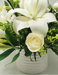 Discreto y elegante arreglo floral podrá hacer llegar como un mensaje de solidaridad a esa persona que desea acompañar. Arreglo con rosas blancas y casablancas. Sensibles a lo delicado de estos momentos; te invitamos a hacerte presente a través de este arreglo floral. Arreglo en maceta blanca de cerámica con rosas blancas, casablancas y follaje en tonos verde. Medidas aproximadas: Altura promedio: 45 cm. Ancho promedio: 38 cm. El tono de las flores puede variar de acuerdo a la disponibilidad.