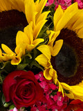 Quieres sorprender a una persona en especial? Envía este increíble y alegre ramo floral para festejar San Valentín!  ENVÍO GRATIS!  ESPECIFICACIONES DEL ARREGLO:  Ramo diseñado con hermosos girasoles, rosas, astromelias y coquetos toques de braintus Papel envoltorio y listón Incluye tarjeta para dedicatoria Altura aproximada 60 cms