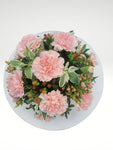 Romántico arreglo floral compuesto por delicados claveles en tonos rosa, ideal para enviar una muestra de amor sincero.  ENVÍO GRATIS!  ESPECIFICACIONES DEL ARREGLO:  Follaje Cubeta de lámina color negro Incluye dedicatoria Altura promedio del arreglo: 30 - 35 cm