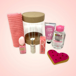 Consiente a esa persona especial con este increíble set ideal para el cuidado personal!  ESPECIFICACIONES DEL SET:  1 Lápiz labial de efecto mate 1 Barniz para uñas 1 Crema hidratante para manos 1 Bálsamo de cacao artesanal para labios 1 Agua micelar para desmaquillar y tonificar la piel 1 Toalla facial suave al tacto