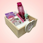 Celebra con tu persona favorita este 14 de febrero con un increíble recuerdo y regalos que le darán una noche increíble disfrutando de un relajante y refrescante tratamiento facial  ESPECIFICACIONES DEL SET:  1 Cajón de Pino premium 1 Original Portaretratos de madera en forma de corazón 1 Vela aromatizante 1 Aceite de coco hidratante 1 Termo 1 Mascarilla facial de Granada 1 Mascarilla facial de Rosas 1 Lima pulidora de 7 lados para uñas 1 Antifaz para dormir 1 Toalla facial de baño
