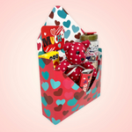 Otra manera igualmente inesperada y diferente para expresar amor este 14 de febrero!  ESPECIFICACIONES DEL SET:  1 Caja para regalo tipo sobre 1 Pin temático "Te quiero Mucho" 1 Termo de PVC 1 Mini Oso de tela 1 Chocolate Snickers con envoltura temática 2 Sets de dulces sorpresas de M&M 1 Mensaje de felicitación impreso