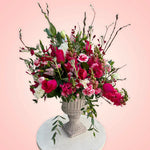 Es el momento de enviar una gran muestra de amor! Imponente diseño floral que emana distinción, originalidad y elegancia.  ENVÍO GRATIS!  ESPECIFICACIONES DEL ARREGLO:  Sutil mezcla de renáculos, briantus, astromelias, y delicado follaje Base cerámica gris Incluye tarjeta para dedicatoria Altura aproximada 80 cms