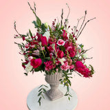 Es el momento de enviar una gran muestra de amor! Imponente diseño floral que emana distinción, originalidad y elegancia.  ENVÍO GRATIS!  ESPECIFICACIONES DEL ARREGLO:  Sutil mezcla de renáculos, briantus, astromelias, y delicado follaje Base cerámica gris Incluye tarjeta para dedicatoria Altura aproximada 80 cms