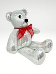 DESCRIPCIÓN: Esta Navidad será Inolvidable para tu persona favorita con este increíble Oso Navideño artesanal. Está hecho a mano con una hermosa tela bordada con lentejuelas en color plata y decorado con un coqueto moño de organza rojo!  ESPECIFICACIONES DEL MUÑECO:  Tamaño: 48 cm de altura
