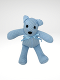 Sorprende a tu persona favorita con este lindo Osito Blue artesanal hecho a mano en una hermosa tela azul cielo con estampado de puntos decorado con un coqueto moño de listón azul! Es ideal para consentir a tu novio, hijo, sobrino o para regalar a tus amigos que acaban de ser papás de un hermoso bebé!, Tamaño: 25 cm de altura