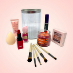 Enamora a tu persona favorita con este maravilloso set de belleza!  ESPECIFICACIONES DEL SET:  5 brochas para maquillaje 1 Máscara de pestañas 1 Minipaleta portátil de sombras para ojos 1 Esponja para maquillaje 1 Lápiz labial de efecto mate 1 Barniz para uñas 1 Crema para manos con extractos naturales 1 Vela aromática de Canela