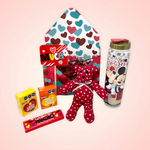 Otra manera igualmente inesperada y diferente para expresar amor este 14 de febrero!  ESPECIFICACIONES DEL SET:  1 Caja para regalo tipo sobre 1 Pin temático "Te quiero Mucho" 1 Termo de PVC 1 Mini Oso de tela 1 Chocolate Snickers con envoltura temática 2 Sets de dulces sorpresas de M&M 1 Mensaje de felicitación impreso
