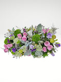 Embellece tu evento social o corporativo con este delicado diseño floral! Ideal para montajes románticos en los que podrás sorprender a tus invitados con este toque elegante   ENVÍO GRATIS!  ESPECIFICACIONES DEL CAMINO:  Medidas: 1 metro de largo x 45 cms de ancho Flores: Rosas, matthiolas, astromelias Follaje tonos verdes 