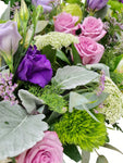 Embellece tu evento social o corporativo con este delicado diseño floral! Ideal para montajes románticos en los que podrás sorprender a tus invitados con este toque elegante   ENVÍO GRATIS!  ESPECIFICACIONES DEL CAMINO:  Medidas: 1 metro de largo x 45 cms de ancho Flores: Rosas, matthiolas, astromelias Follaje tonos verdes 
