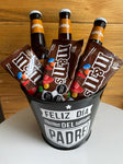 DESCRIPCIÓN: Si a tu Papá le gustan los regalos diferentes y divertidos, esta es la opción ideal para festejar en con él, el Día del Padre!  ENVÍO GRATIS!  ESPECIFICACIONES DEL SET:  1 Cubeta de lámina personalizada color negro,  3 Cervezas artesanales marca Minerva,  3 Paquetes de M&M´s – Chocolates de leche confitados,  1 Mensaje impreso en papel opalina con sobre premium