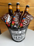DESCRIPCIÓN: Si a tu Papá le gustan los regalos diferentes y divertidos, esta es la opción ideal para festejar en con él, el Día del Padre!  ENVÍO GRATIS!  ESPECIFICACIONES DEL SET:  1 Cubeta de lámina personalizada color negro,  3 Cervezas artesanales marca Minerva,  3 Paquetes de M&M´s – Chocolates de leche confitados,  1 Mensaje impreso en papel opalina con sobre premium