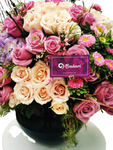 Impresionante arreglo floral compuesto por hermosas rosas, en diversos tonos para dar un efecto de majestuosidad y elegancia. Lo recomendamos ampliamente para hacer llegar un mensaje MUY ESPECIAL a tu ser querido. Especificaciones del Arreglo: Follaje, Esfera de vidrio color negro Incluye Mensaje impreso, Altura promedio del arreglo: 75 cm.