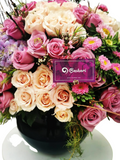 Impresionante arreglo floral compuesto por hermosas rosas, en diversos tonos para dar un efecto de majestuosidad y elegancia. Lo recomendamos ampliamente para hacer llegar un mensaje MUY ESPECIAL a tu ser querido. Especificaciones del Arreglo: Follaje, Esfera de vidrio color negro Incluye Mensaje impreso, Altura promedio del arreglo: 75 cm.