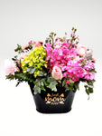 DESCRIPCIÓN: Regala estilo y delicadeza a esa persona tan especial a en tu vida ... Mamá quedará impactada con tu buen gusto porque este arreglo es la perfecta combinación de belleza y colores!  ESPECIFICACIONES DEL ARREGLO:  Arreglo de doble vista diseñado con hortensias, rosas tono pastel, margaritas y en base tipo canasta elaborada con metal color negro brillante con letrero en idioma Inglés “Best Mom Ever” El tono de las flores puede variar de acuerdo a la disponibilidad. Altura final promedio: 40 cms