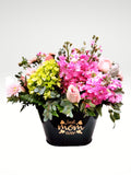 DESCRIPCIÓN: Regala estilo y delicadeza a esa persona tan especial a en tu vida ... Mamá quedará impactada con tu buen gusto porque este arreglo es la perfecta combinación de belleza y colores!  ESPECIFICACIONES DEL ARREGLO:  Arreglo de doble vista diseñado con hortensias, rosas tono pastel, margaritas y en base tipo canasta elaborada con metal color negro brillante con letrero en idioma Inglés “Best Mom Ever” El tono de las flores puede variar de acuerdo a la disponibilidad. Altura final promedio: 40 cms