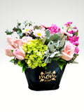 DESCRIPCIÓN: Regala estilo y delicadeza a esa persona tan especial a en tu vida ... Mamá quedará impactada con tu buen gusto porque este arreglo es la perfecta combinación de belleza y colores!  ESPECIFICACIONES DEL ARREGLO:  Arreglo de doble vista diseñado con hortensias, rosas tono pastel, margaritas y en base tipo canasta elaborada con metal color negro brillante con letrero en idioma Inglés “Best Mom Ever” El tono de las flores puede variar de acuerdo a la disponibilidad. Altura final promedio: 40 cms