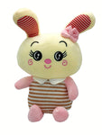 Hermosa Conejita de peluche color amarillo pastel, con una textura delicada y muy agradable al tacto.  Su disfraz de abejita la hace súper especial!  Ideal para complementar cualquier arreglo floral o set de regalo. Tamaño: 33 cm de alto