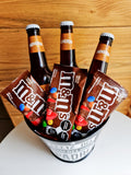 DESCRIPCIÓN: Si a tu Papá le gustan los regalos diferentes y divertidos, esta es la opción ideal para festejar en con él, el Día del Padre!  ENVÍO GRATIS!  ESPECIFICACIONES DEL SET:  1 Cubeta de lámina personalizada color negro,  3 Cervezas artesanales marca Minerva,  3 Paquetes de M&M´s – Chocolates de leche confitados,  1 Mensaje impreso en papel opalina con sobre premium