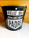 DESCRIPCIÓN: Si a tu Papá le gustan los regalos diferentes y divertidos, esta es la opción ideal para festejar en con él, el Día del Padre!  ENVÍO GRATIS!  ESPECIFICACIONES DEL SET:  1 Cubeta de lámina personalizada color negro,  3 Cervezas artesanales marca Minerva,  3 Paquetes de M&M´s – Chocolates de leche confitados,  1 Mensaje impreso en papel opalina con sobre premium