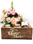 Original y único set de gift que hará de tu envío, un recuerdo inolvidable. Contiene un arreglo floral, botella de vino y set de botanas. ESPECIFICACIONES DEL ARREGLO: Cajón de madera con letrero “Te quiero mucho” impreso en serigrafía Exclusiva Botella de Vino rosado Nebbiolo de 750 ml marca Nicole 2 sets de vidrio con snacks gourmet: Uno con Maíz horneado con habanero y otro con mezcla de cacahuates, nueces y m & m´s (Los snacks pueden variar de acuerdo a su disponibilidad) Incluye dedicatoria