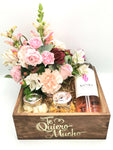 Original y único set de gift que hará de tu envío, un recuerdo inolvidable. Contiene un arreglo floral, botella de vino y set de botanas. ESPECIFICACIONES DEL ARREGLO: Cajón de madera con letrero “Te quiero mucho” impreso en serigrafía Exclusiva Botella de Vino rosado Nebbiolo de 750 ml marca Nicole 2 sets de vidrio con snacks gourmet: Uno con Maíz horneado con habanero y otro con mezcla de cacahuates, nueces y m & m´s (Los snacks pueden variar de acuerdo a su disponibilidad) Incluye dedicatoria