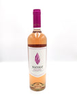 Original y único set de gift que hará de tu envío, un recuerdo inolvidable. Contiene un arreglo floral, botella de vino y set de botanas. ESPECIFICACIONES DEL ARREGLO: Cajón de madera con letrero “Te quiero mucho” impreso en serigrafía Exclusiva Botella de Vino rosado Nebbiolo de 750 ml marca Nicole 2 sets de vidrio con snacks gourmet: Uno con Maíz horneado con habanero y otro con mezcla de cacahuates, nueces y m & m´s (Los snacks pueden variar de acuerdo a su disponibilidad) Incluye dedicatoria