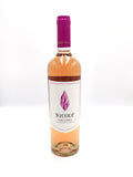 Original y único set de gift que hará de tu envío, un recuerdo inolvidable. Contiene un arreglo floral, botella de vino y set de botanas. ESPECIFICACIONES DEL ARREGLO: Cajón de madera con letrero “Te quiero mucho” impreso en serigrafía Exclusiva Botella de Vino rosado Nebbiolo de 750 ml marca Nicole 2 sets de vidrio con snacks gourmet: Uno con Maíz horneado con habanero y otro con mezcla de cacahuates, nueces y m & m´s (Los snacks pueden variar de acuerdo a su disponibilidad) Incluye dedicatoria