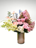 Elegante arreglo floral de composición única! Selección especial de antulios, dendrovios, rosas, rossanas, claveles y hortensias que con toques delicados, logran un efecto increíblemente elegante. ESPECIFICACIONES DEL ARREGLO: Follaje Cilindro de Vidrio Mensaje impreso Altura promedio del arreglo: 70 cm