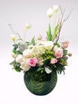 Diseñado para cautivar! Arreglo floral con un toque de belleza especial... Compuesto por delicadas rosas, hortensias, elegantes tulipanes y mini roses de elegantes colores. ESPECIFICACIONES DEL ARREGLO: Follaje Esfera de Cristal Negro Mensaje impreso Altura promedio del arreglo: 70 cm