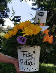 Un regalo lleno de energía y actitud positiva para sorprender al Graduado!. Hermoso arreglo floral de Girasoles y lisanthus de lindos colores que generan un increíble contraste lleno de vida. Bouquet de Girasoles con base metálica tipo cubeta con letrero feliz día!, Diseño personalizado para graduación Cubeta de Metal con personalización en vinil con la frase "Feliz Día", Mensaje impreso, Altura promedio del arreglo: 30 - 35 cm