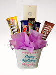 Divertido set personalizado para regalo de Cumpleaños con variedad de chocolates  Envíalo a tu persona favorita y haz de su día algo súper especial! ESPECIFICACIONES DEL ARREGLO:  Base de lámina color blanco o negro con letrero de vinil personalizado Chocolates Crunch, Milky Way y M&Ms Mensaje personalizado Altura aproximada: 40 cms 