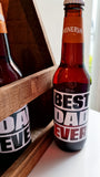 DESCRIPCIÓN: Original set de 6 cervezas artesanales personalizadas marca Minerva con etiqueta BEST DAD EVER en base de madera personalizada que incluye un útil destapador!  ENVÍO GRATIS!  ESPECIFICACIONES DEL SET:  6 Cervezas artesanales mexicanas,  1 Base de madera de pino con diseño único que incluye destapador y letrero personalizado, 1 Mensaje impreso en papel opalina con sobre premium