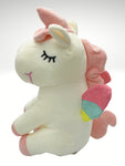 Delicado y suave unicornio de peluche en tonos pastel. Siempre será el regalo ideal para enviar un lindo mensaje de amor o cariño. Es el complemento ideal para tu arreglo floral o tu set de regalo. Tamaño: 29 cm de alto.