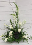 Las flores dirán más que mil palabras; expresa tus condolencias con este elegante arreglo floral Arreglo vista 360 ° diseñado con elegantes flores en color blanco y follaje en tonos verde. Altura final promedio: 50 cms. El tono de las flores puede variar de acuerdo a la disponibilidad. Incluye tarjeta para mensaje.