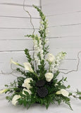 Las flores dirán más que mil palabras; expresa tus condolencias con este elegante arreglo floral Arreglo vista 360 ° diseñado con elegantes flores en color blanco y follaje en tonos verde. Altura final promedio: 50 cms. El tono de las flores puede variar de acuerdo a la disponibilidad. Incluye tarjeta para mensaje.